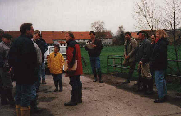 Alle Teilnehmer der Schwlmebegehung bei der Lagebesprechung auf der Hohlwegbrcke