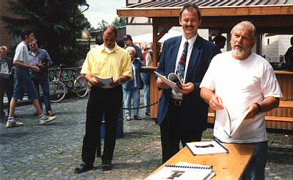 Norbert Hille und Rainer Scharf beim verteilen der Sonderhefte Brunnenplatzbau